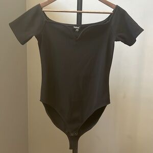 Sweetheart, off the shoulder Express bodysuit